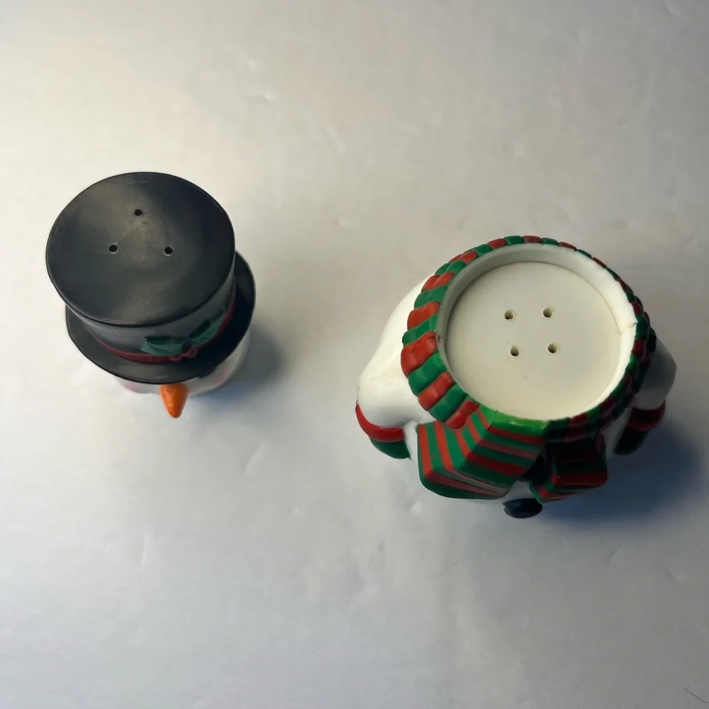 4” AVON TOP HAT SALT‎ AND PEPPER SHAKER SET GIFT COLLECTION SNOWMAN CHRISTMAS.